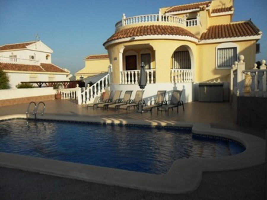 B383: Villa for rent in  Camposol